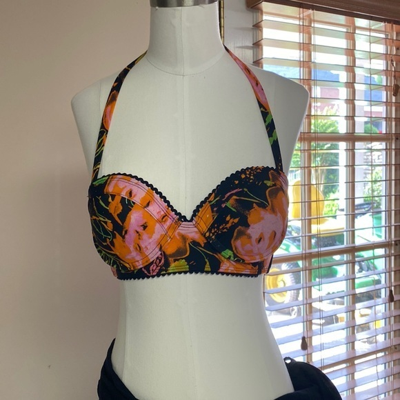 Bikini - Picture 1 of 10